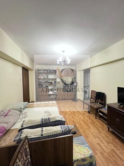 Apartament cu 3 camere semidecomandat, mobilat în Titan
