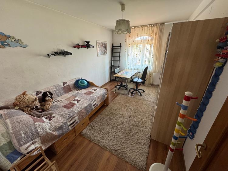 Casă individuală cu 6 camere cu Canalizare în Rahova