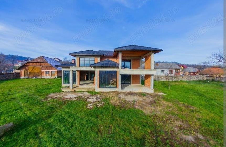 Casă cu 5 camere cu Teren 2000 Mp în Gârdani