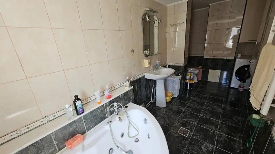 Apartament cu 4 camere decomandat în Găvana