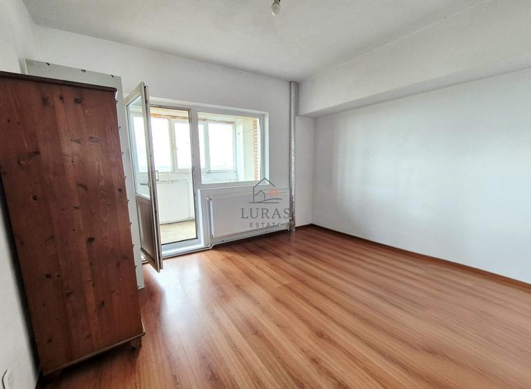 Apartament cu 4 camere decomandat în Poarta 6
