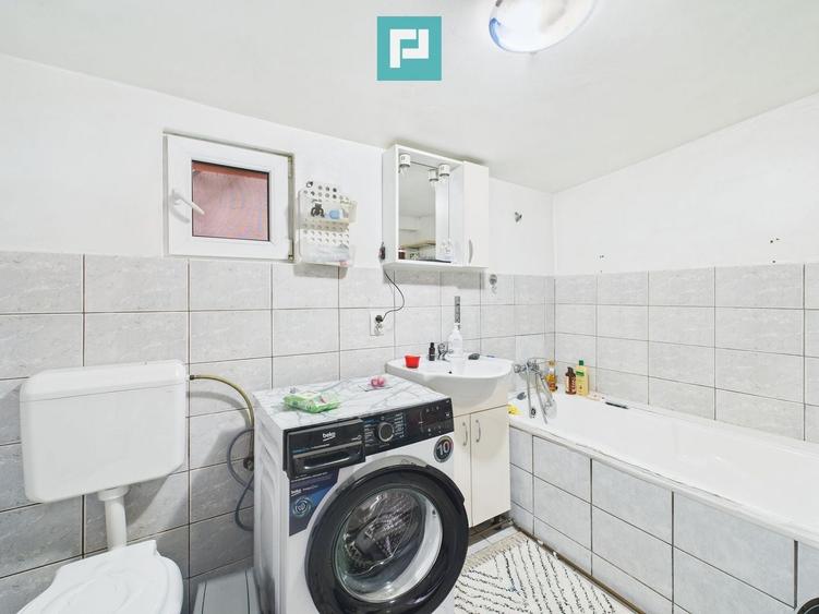 Casă individuală cu 6 camere cu Canalizare în Ghiroda