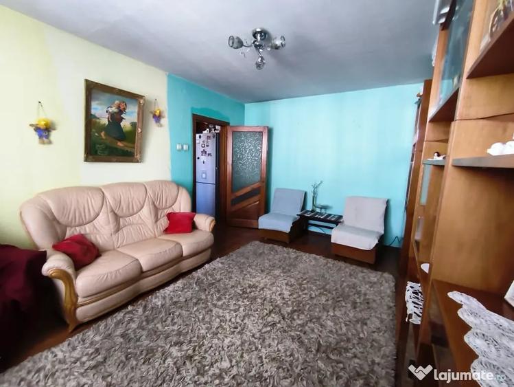 Apartament cu 3 camere semidecomandat în Dărmănești
