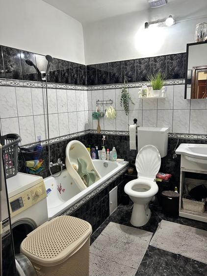 Apartament cu 4 camere decomandat în Crasna