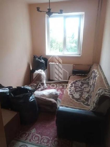 Apartament cu 4 camere semidecomandat în Dâmbovița