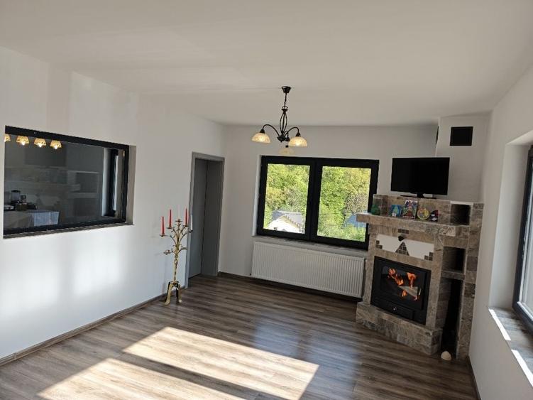 Casă cu 3 camere în Corunca