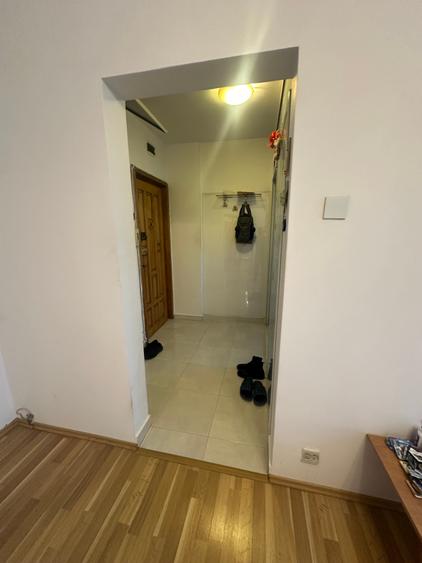 Apartament cu 3 camere semidecomandat în Iancului