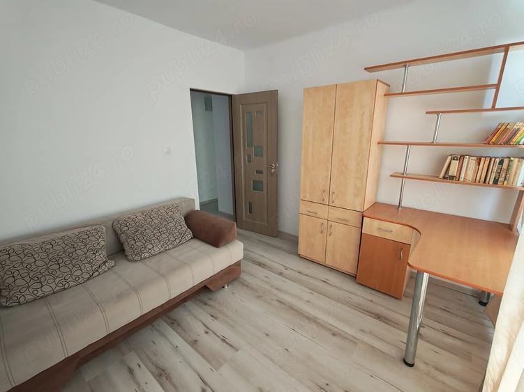 Apartament cu 3 camere semidecomandat în Gară