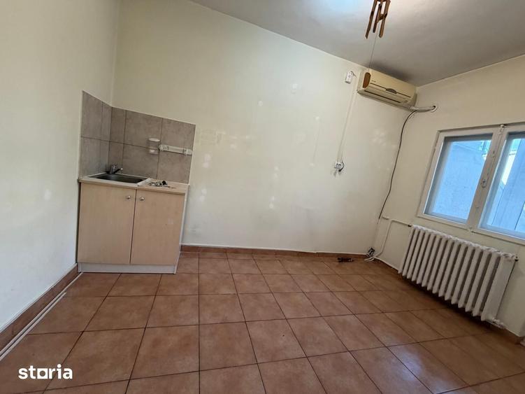 Casă cu 6 camere cu Teren 60 Mp în Vitan
