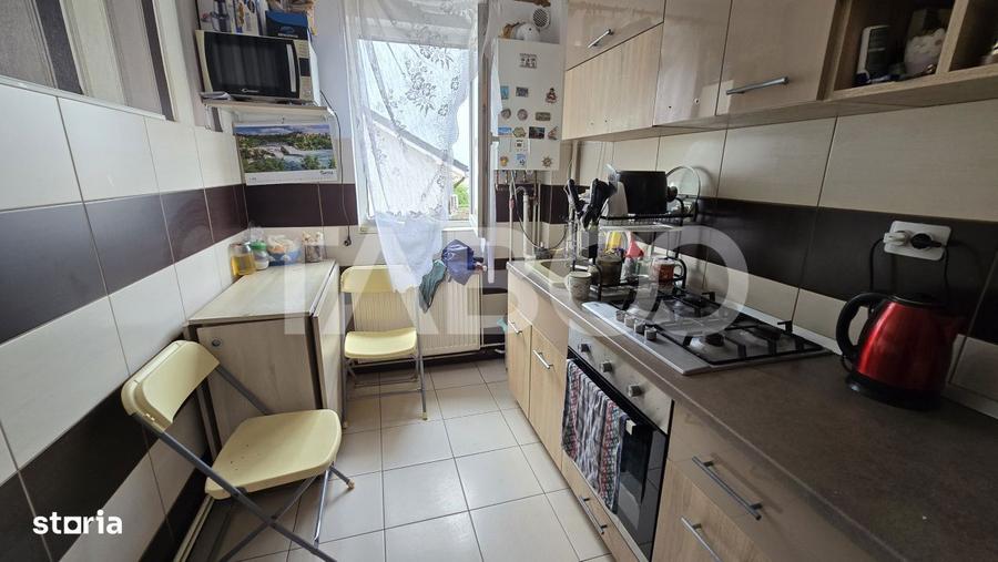 Apartament cu 3 camere semidecomandat, mobilat în Lazaret