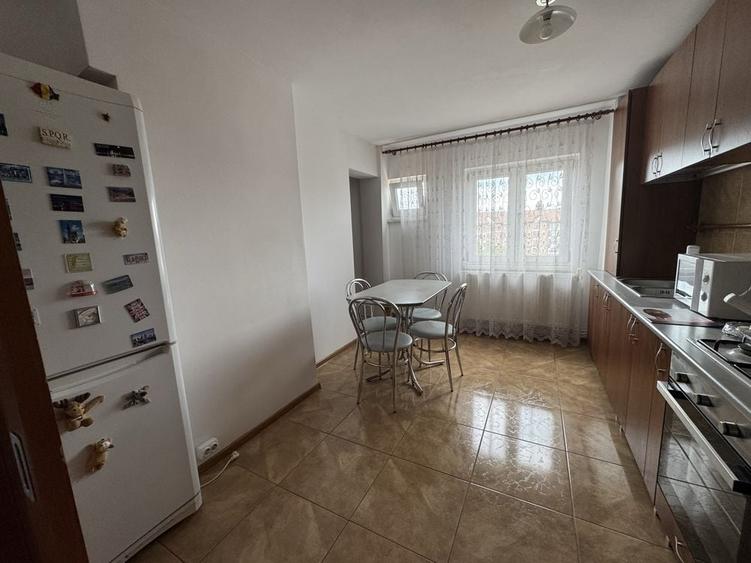 Apartament cu 3 camere decomandat în Central