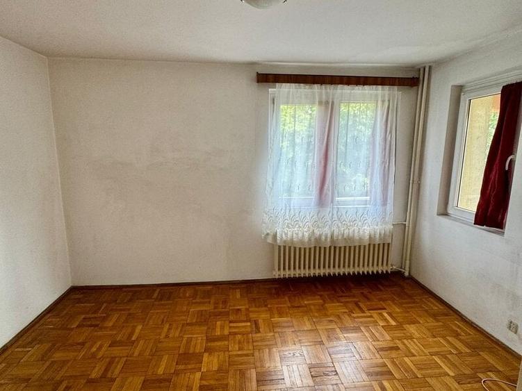 Apartament cu 3 camere semidecomandat în Berceni