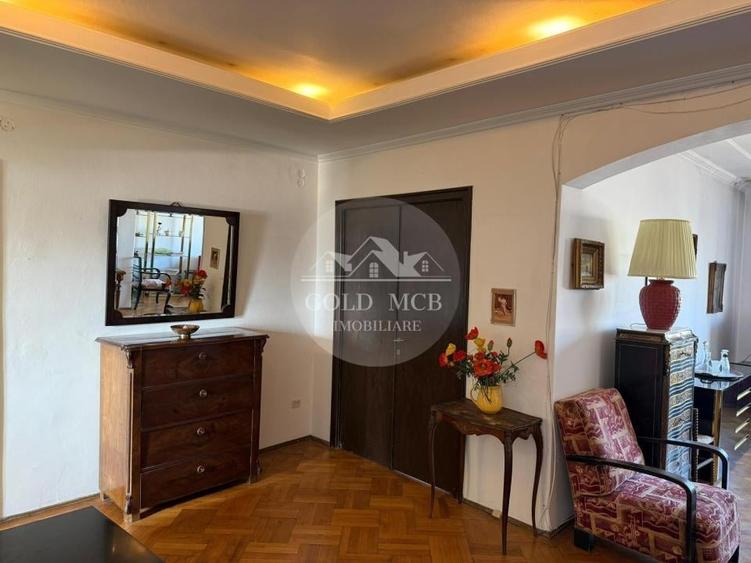 Apartament cu 3 camere circular în P-ța Universității