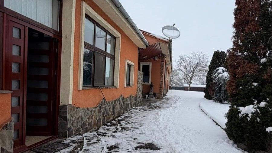 Casă individuală cu 8 camere cu Canalizare în Diosig