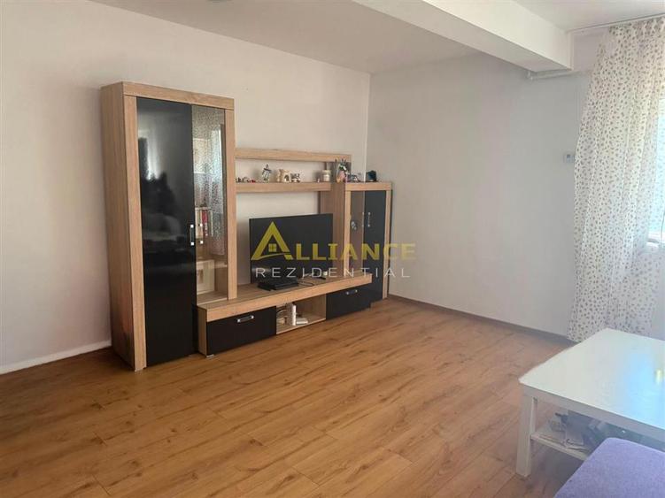Apartament cu 3 camere semidecomandat în Berceni