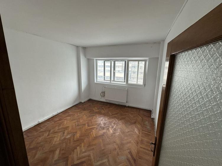 Apartament cu 3 camere decomandat în Patriei