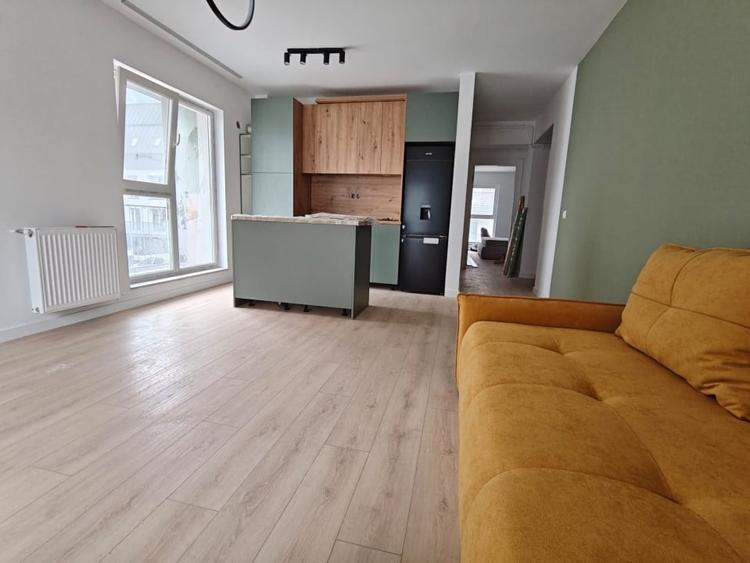 Apartament cu 3 camere semidecomandat în Florești