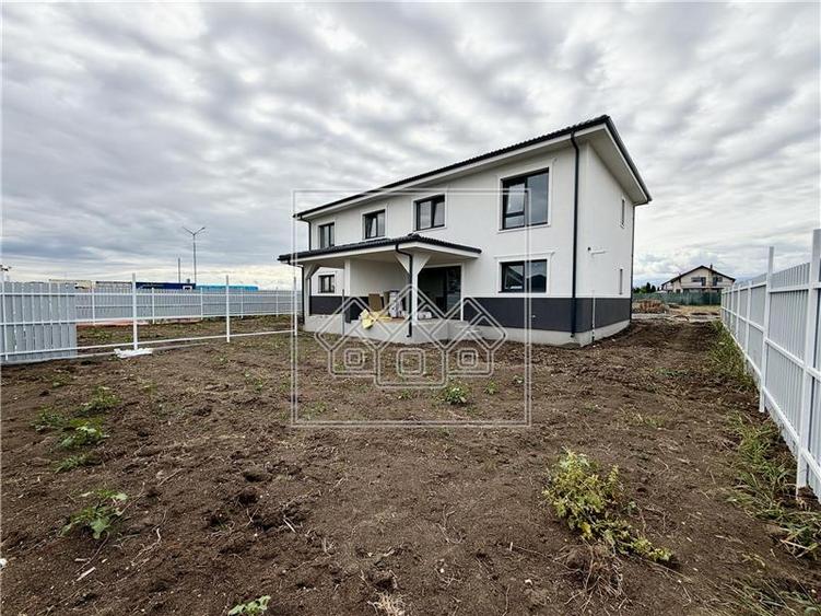 Duplex cu 4 camere cu Canalizare în Șura Mică