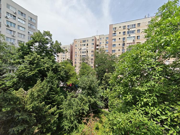 Apartament cu 3 camere semidecomandat în Drumul Taberei
