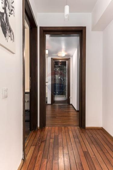 Apartament cu 4 camere semidecomandat, mobilat în Herăstrău