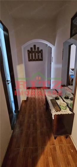 Apartament cu 3 camere semidecomandat în Central
