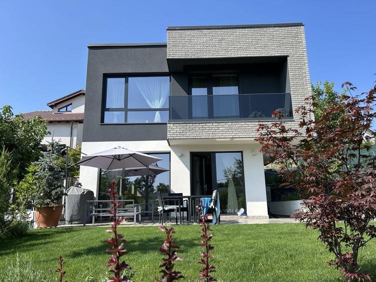 Casă cu 4 camere în Podu Roș