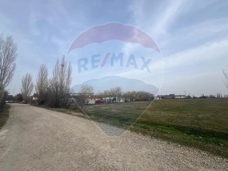 Teren intravilan de 18271 mp, în Industrială