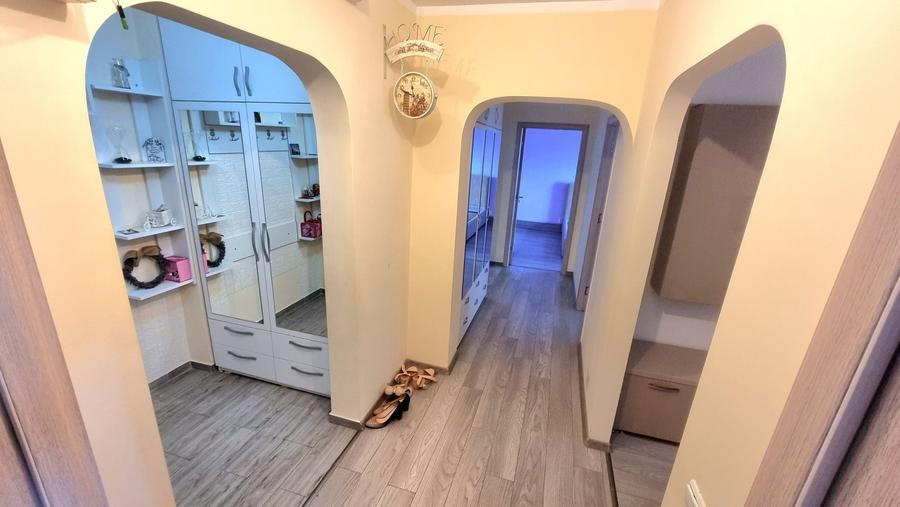 Apartament cu 3 camere decomandat în Sârbi