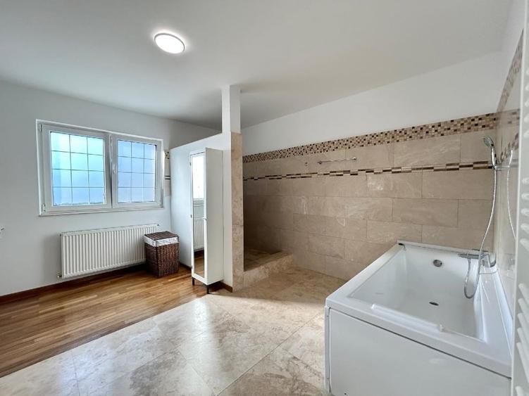 Casă cu 5 camere cu Teren 3000 Mp în Central