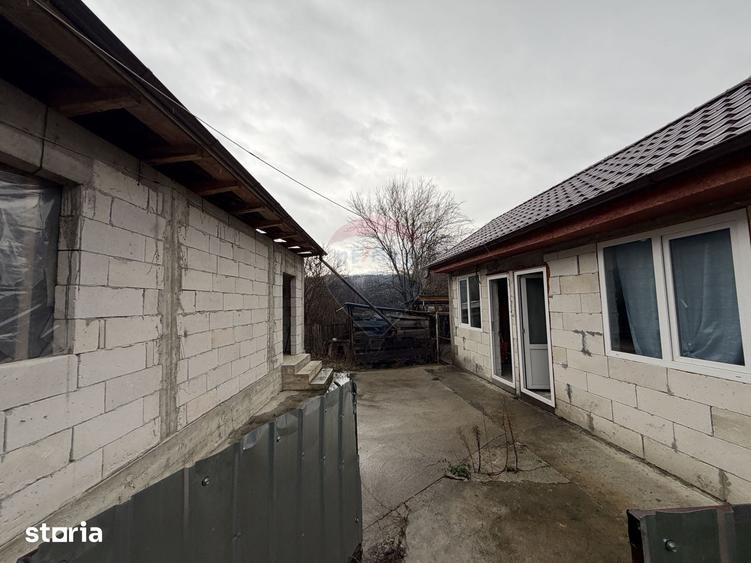 Casă cu 4 camere cu Teren 446 Mp în Răcoasa