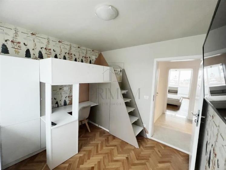 Apartament cu 3 camere semidecomandat, mobilat în Semicentral