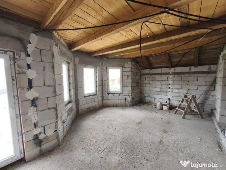Casă cu 2 camere cu Teren 4400 Mp în Central