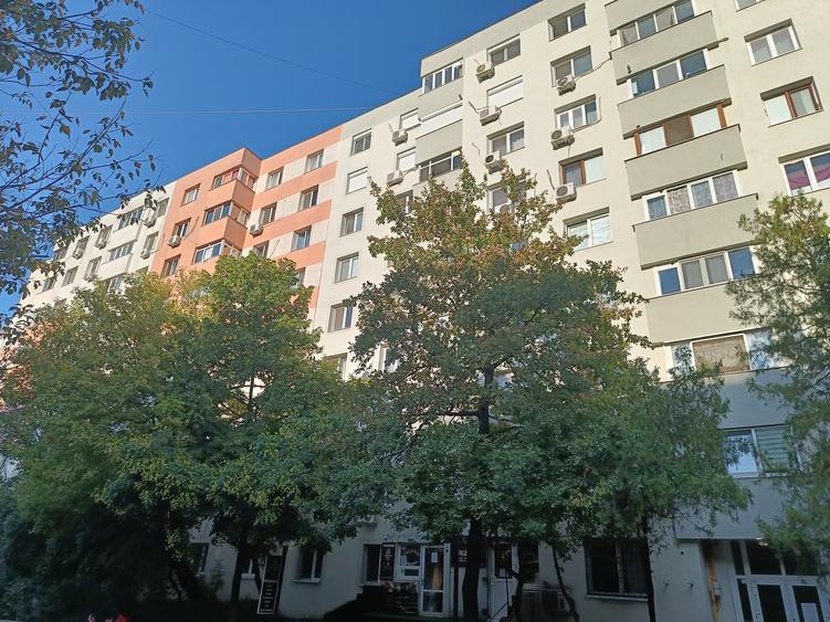 Apartament cu 3 camere decomandat, mobilat în Dristor