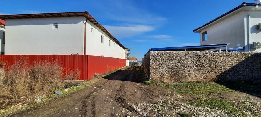 Teren agricol intravilan de 7495 mp, în Est
