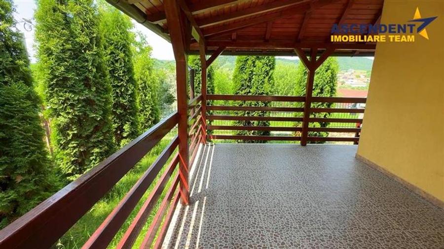 Casă individuală cu 6 camere cu Teren 500 Mp în Exterior Est