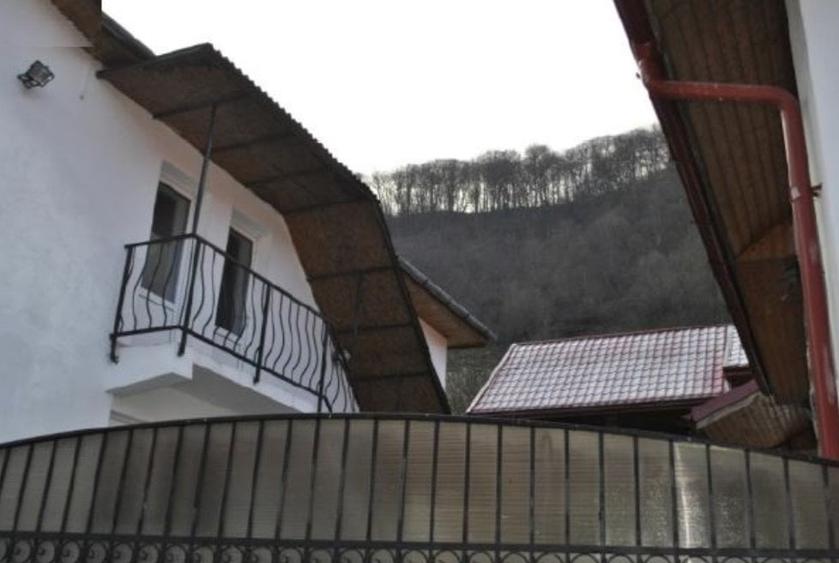 Casă individuală cu 6 camere cu Teren 4843 Mp în Robești