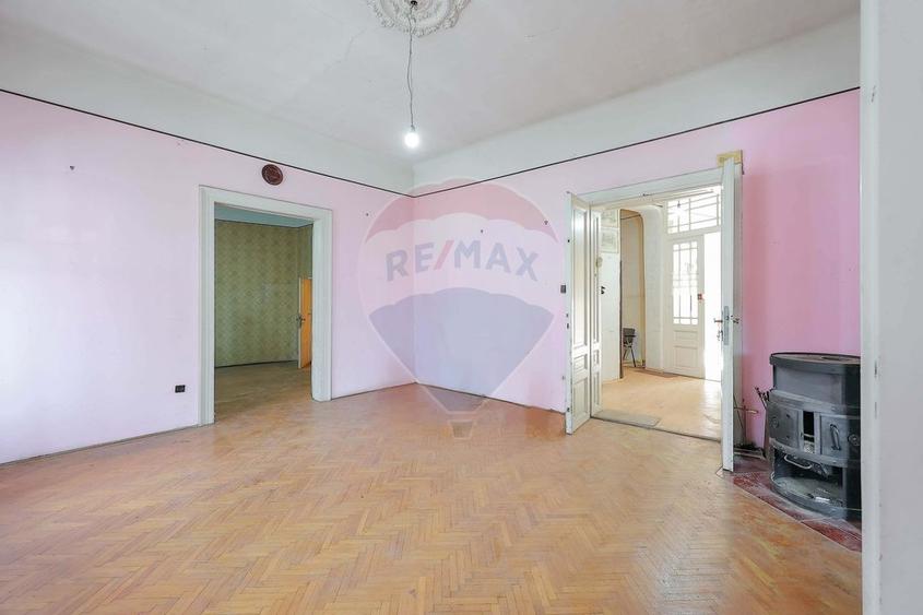 Apartament cu 4 camere semidecomandat în Central