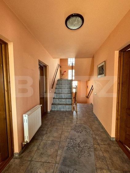 Casă individuală cu 7 camere cu Garaj în Exterior Est