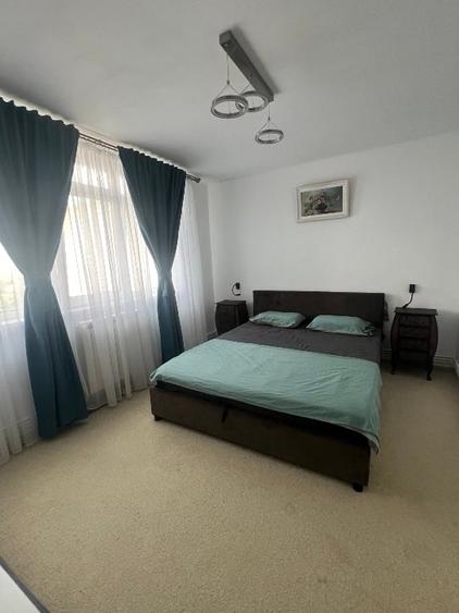 Apartament cu 3 camere semidecomandat, mobilat în Central