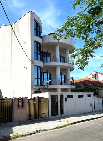 Casă cu 9 camere cu Canalizare în Faleza Nord