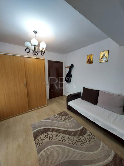 Apartament cu 3 camere decomandat, mobilat în Titan