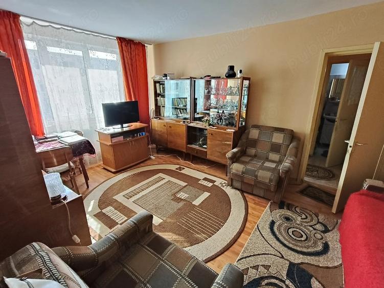 Apartament cu 3 camere semidecomandat în Trivale