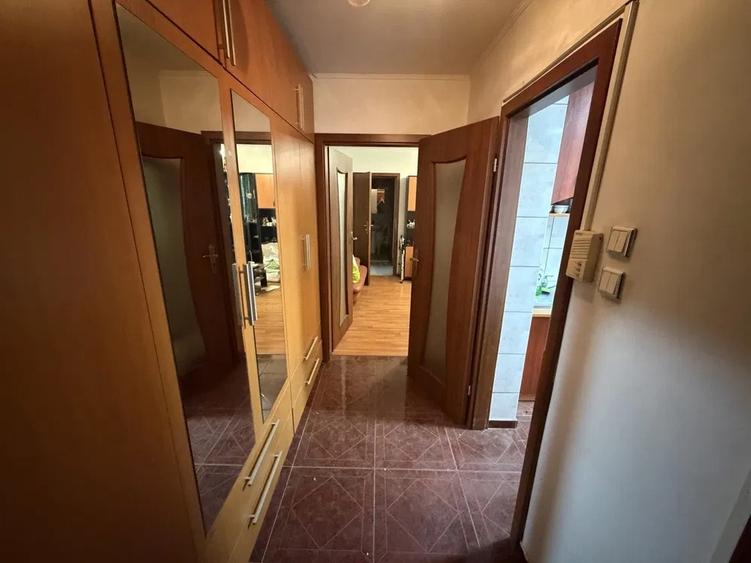 Apartament cu 3 camere semidecomandat în Drumul Taberei
