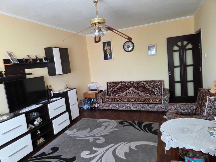 Apartament cu 3 camere decomandat, mobilat în Exterior Vest