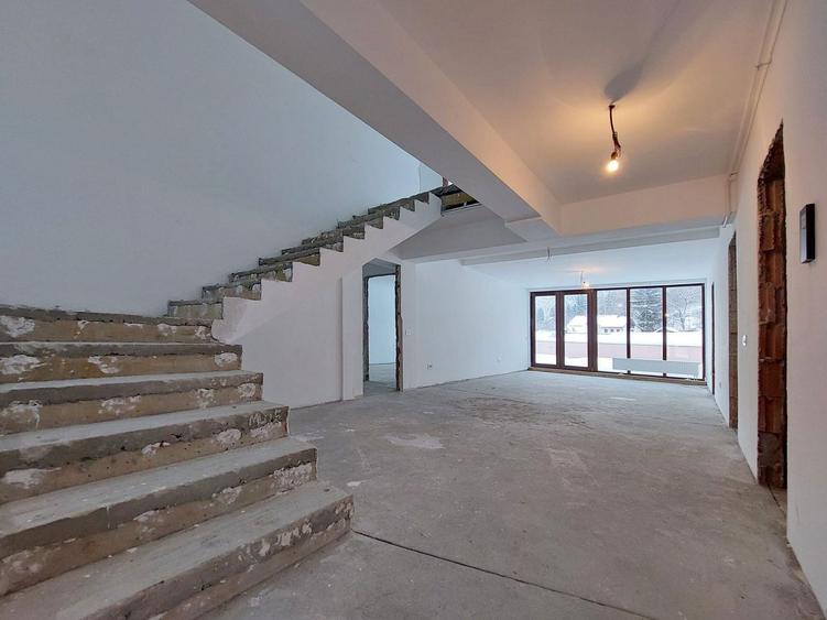 Penthouse cu 4 camere decomandat în Schei