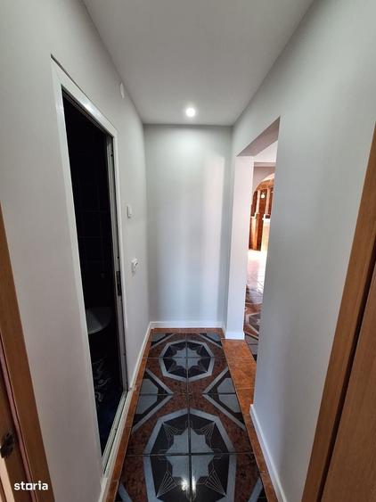 Apartament cu 4 camere decomandat în Craiovița Nouă