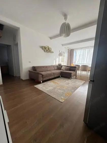 Apartament cu 3 camere semidecomandat în Girocului