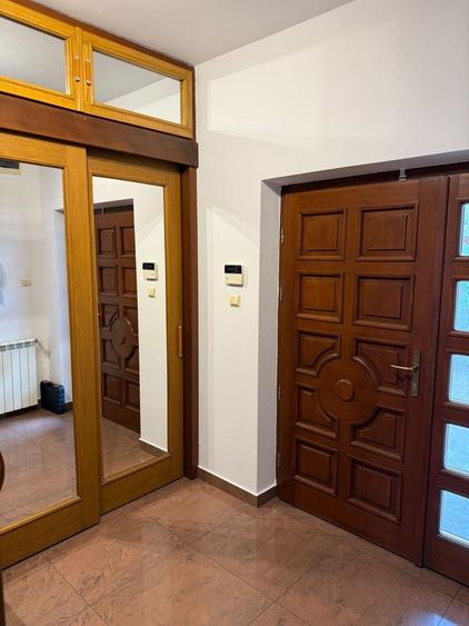 Casă individuală cu 5 camere cu Canalizare în Lipovei