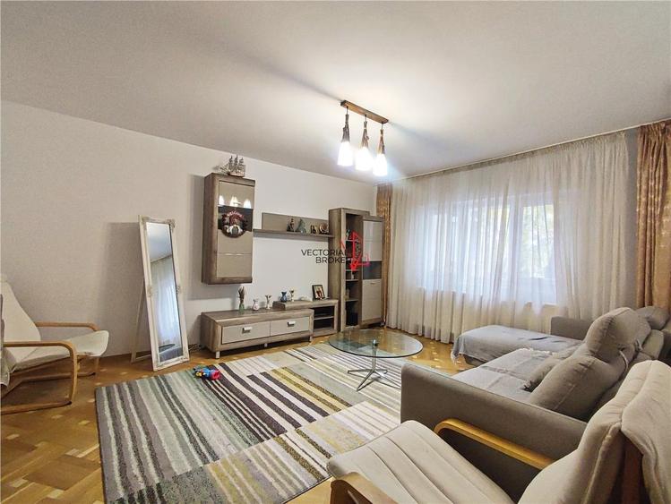 Apartament cu 3 camere decomandat, mobilat în Doamna Ghica
