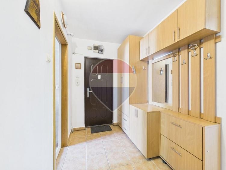 Apartament cu 3 camere decomandat, mobilat în Titan